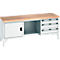 Werkbank met houten blad, kast, lades en open opbergruimte. Metalen frame. Werkplaats. Grijs en wit.